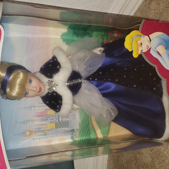 Cinderella porcelain keepsake doll - Picture 9 of 11